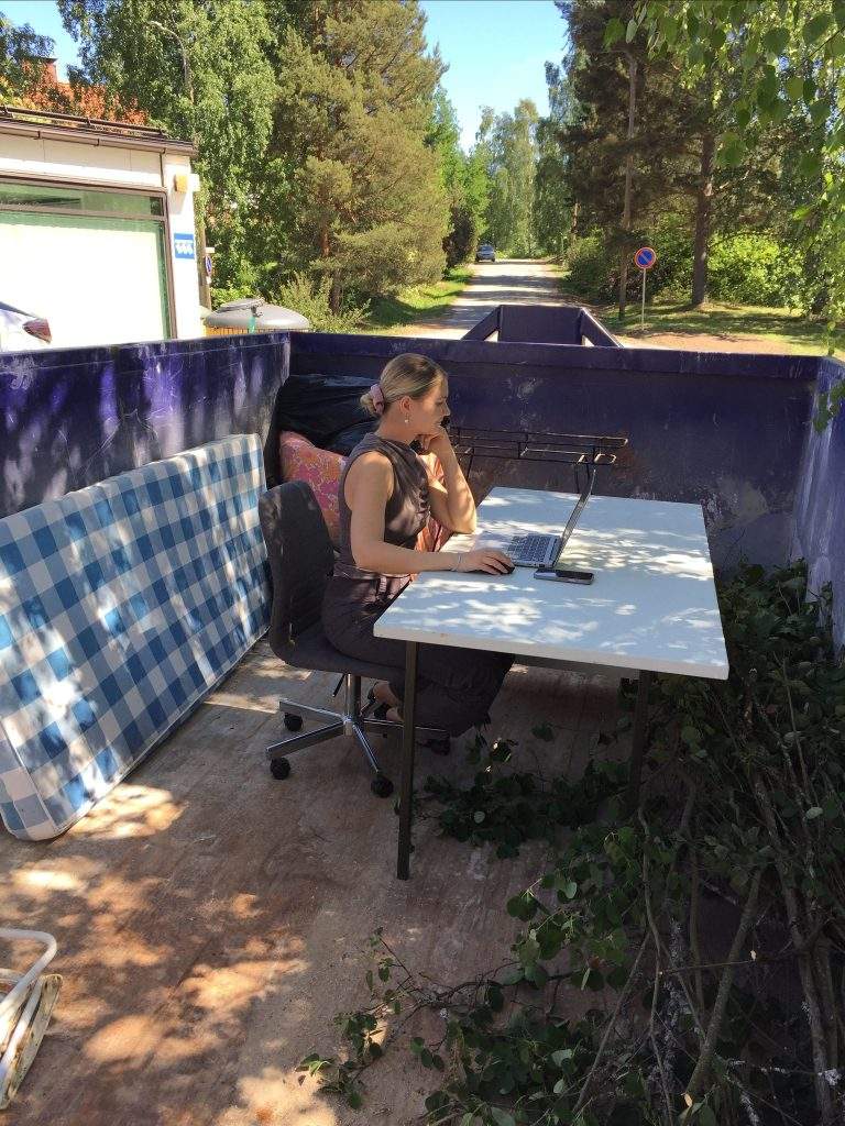 Kirjanpitäjä työskentelee kannettavalla tietokoneella